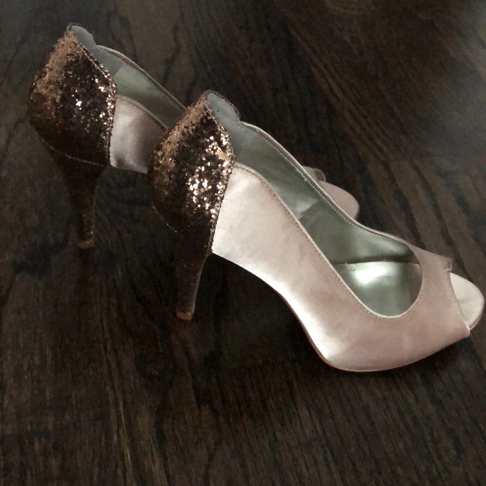 Beige and gold glitter heeled pumps (NEW)